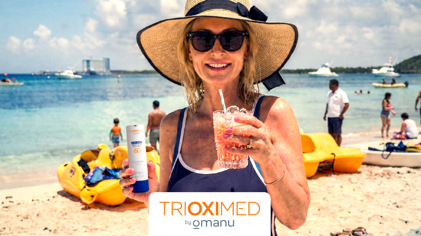 Mujer aplicando cuidados para prevenir el envejecimiento de la piel durante el verano con protector solar FPS 50+ en la playa.